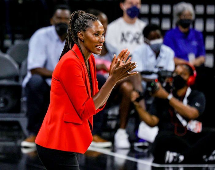 Lisa Leslie clapping on the sideline